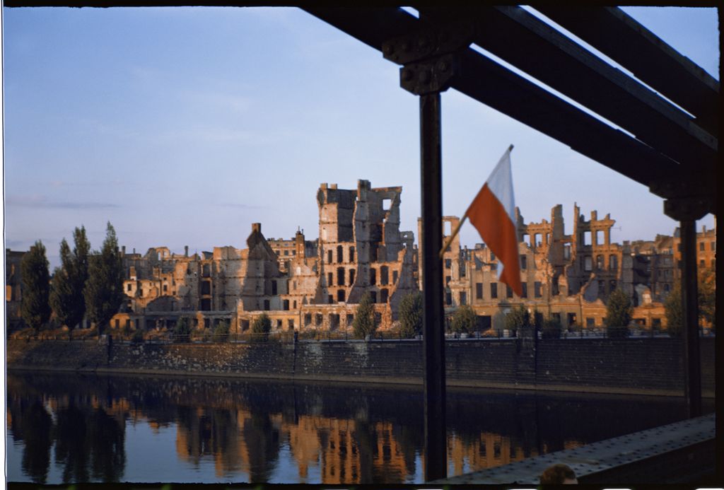 Breslau devenu Wroclaw, en ruine en 1945 - Photo de Henry Cobb.