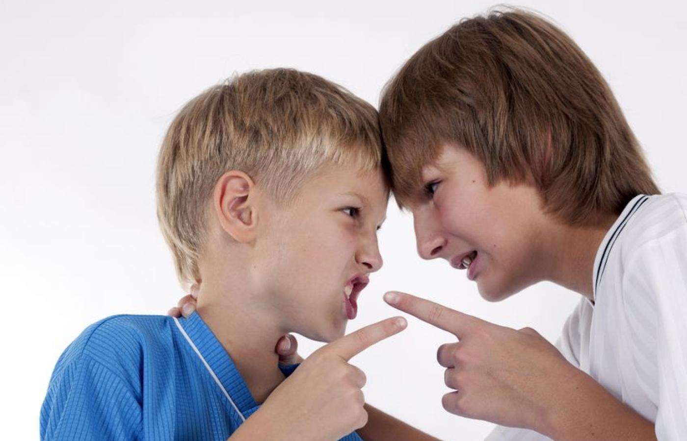 Конфликт между мальчиками. Конфликт между детьми. Конфликты в подростковом возрасте. Два мальчика спорят.